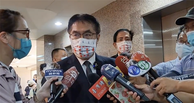 針對媒體民調顯示他狠甩國民黨競爭對手謝龍介，黃偉哲低調說民調僅供參考，會請市政團隊繃緊神經。（柯宗緯翻攝）