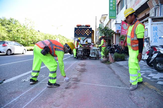 中央路路边因全面划设红线，以致不少车主将机车停放人行道或骑楼而被开罚。市公所与住户沟通后，在铭星学园大楼前路侧划设机车格。（花莲市公所提供／王志伟花莲传真）