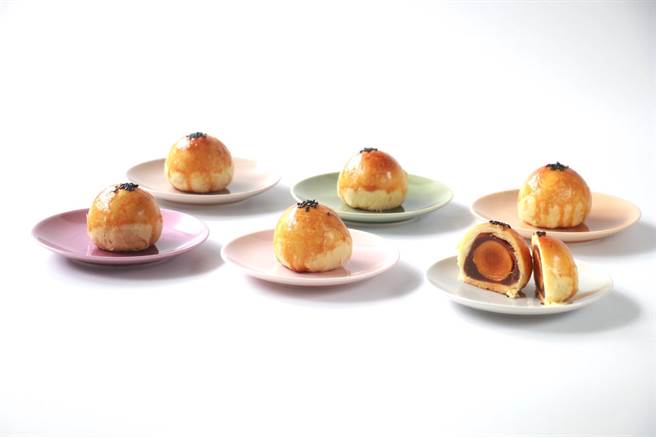 陈耀训红土蛋黄酥今年使用拓元售票系统开放预购，同样掀起抢购潮。（摘自陈耀训·麵包埠YOSHI BAKERY脸书）