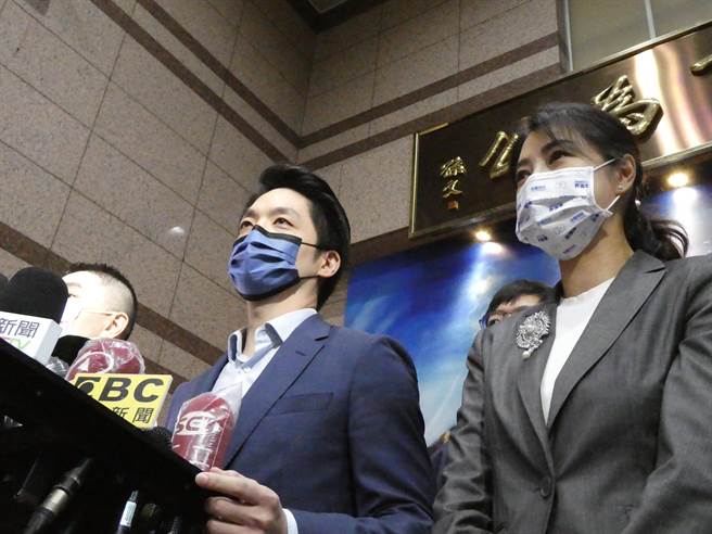 具牙醫身分的衛福部長陳時中，明可望獲民進黨提名參選台北市長。為迎戰陳與也具醫師市長柯文哲力挺的台北市副市長黃珊珊，國民黨北市黨部明將開北市醫療業界後援會籌備會，籌組醫療後援會搶攻醫界選票，相挺市長參選人蔣萬安。（周志豪攝）