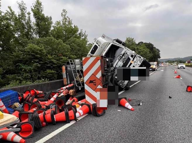 國1楊梅段南向74.5公里處，今晨一輛大貨車與施工工程車發生追撞事故。（翻攝畫面／蔡明亘桃園傳真）