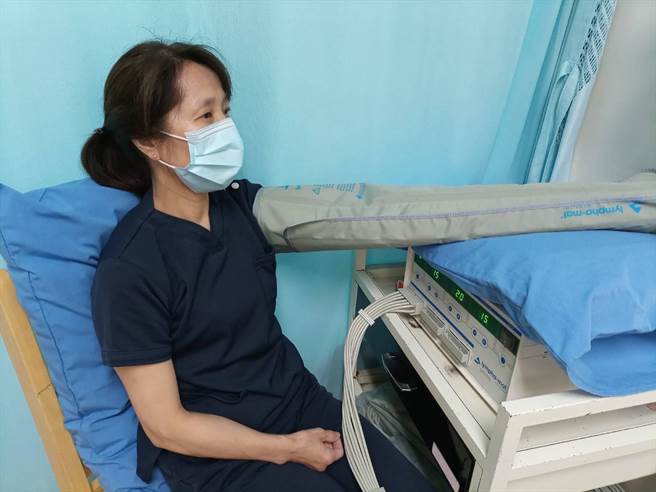 使用循环机进行压力治疗，为治疗淋巴水肿的方法之一。（新竹台大提供／王惠慧新竹传真）