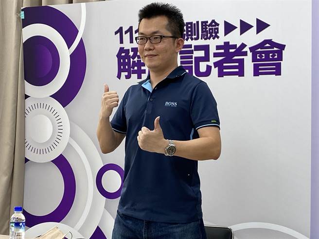 补教老师李威立解析今年分科测验地理科试题。（林志成摄）