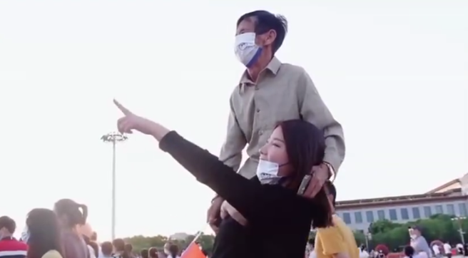 张双奇50岁时，收养了在路边遭人丢弃的女婴，拾荒打零工照顾女儿25年后，她成亿万CEO，卖公司帮养父圆梦。（图／翻摄自微博）