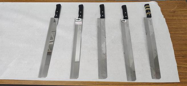 据了解，因邱男日前与徐男发生口角，徐男10日凌晨遂伙同3名友人从台北驾车至宜兰犯案，砍杀完邱男后，犯嫌便将犯案西瓜刀丢到罗东镇兴东路上，停在路边某车的车底下。（宜兰县警察局罗东分局提供／吴佩蓉宜兰传真）