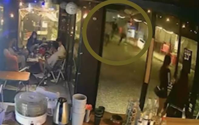 7月10日凌晨1时42分，在宜兰县罗东镇五结乡中正路发生砍人案件，1名30岁邱姓男子与21岁徐姓男子日前爆口角纠纷，于是徐男率友人前往中正路上某PUB前，持西瓜刀一路追砍邱男，致邱四肢多处撕裂伤、幸无生命危险。（民眾提供／吴佩蓉宜兰传真）