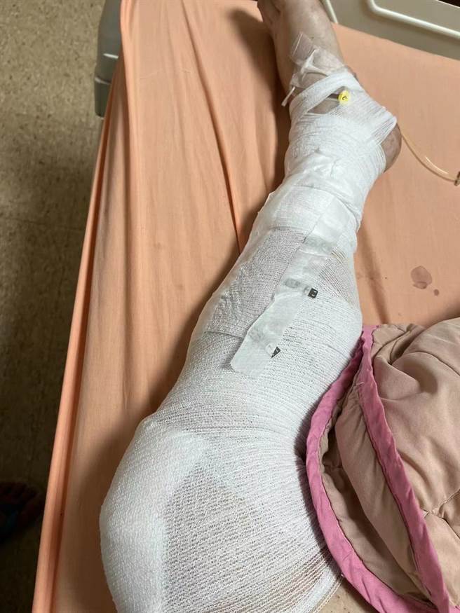 邱男跑没多远就跌倒在草地上，惨遭3恶杀持西瓜刀猛砍，全身遭砍二十几刀，刀刀见骨、手段凶残，现场血迹班班、场面触目惊心惨不忍睹。（民眾提供／吴佩蓉宜兰传真）