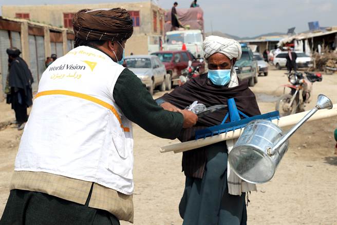 展望会呼吁，需要更多人一起行动，支持飢饿三十，让家庭卖子求生的悲剧到此为止。（展望会提供／林良齐台北传真）