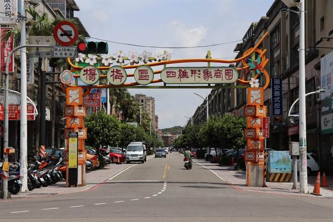 桃园市杨梅区四维商圈位于埔心车站旁。（蔡明亘摄）