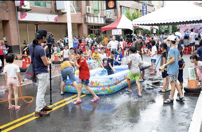 水龙出巡是水龙节重头戏，往年都让大朋友小朋友玩得不亦乐乎。（桃园杨梅四维商圈发展协会提供／蔡明亘桃园传真）