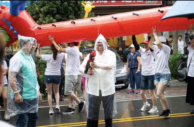 桃园市长郑文灿2020年参与水龙节，也拿起水枪和民眾同乐。（桃园杨梅四维商圈发展协会提供／蔡明亘桃园传真）