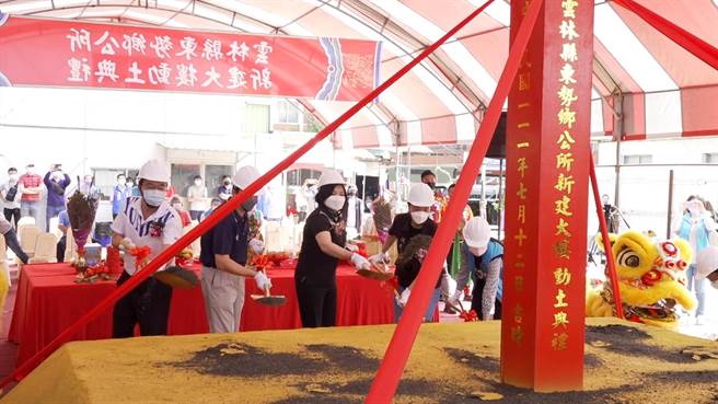 雲林縣東勢鄉公所今（12日）舉辦新建大樓動土典禮，由縣長張麗善、縣議員吳蕙蘭、東勢鄉長林維戊、東勢鄉代表會主席陳昭源、縣府機要秘書陳志揚及多位村長、代表等人持鏟動土。（周麗蘭攝）