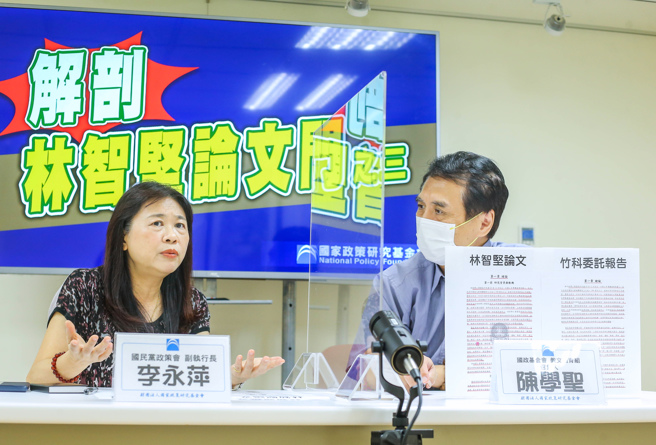 民進黨桃園市長參選人林智堅論文案持續延燒，國民黨政策會副執行長李永萍（圖左）12日與教文體育組召集人陳學聖直播解剖「林智堅論文」，並痛批國安局長陳明通護航林智堅。（粘耿豪攝）