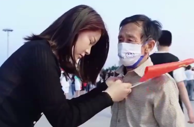 张双奇50岁时，收养了在路边遭人丢弃的女婴，拾荒打零工照顾女儿25年后，她成亿万CEO，卖公司帮养父圆梦。（图／翻摄自微博）