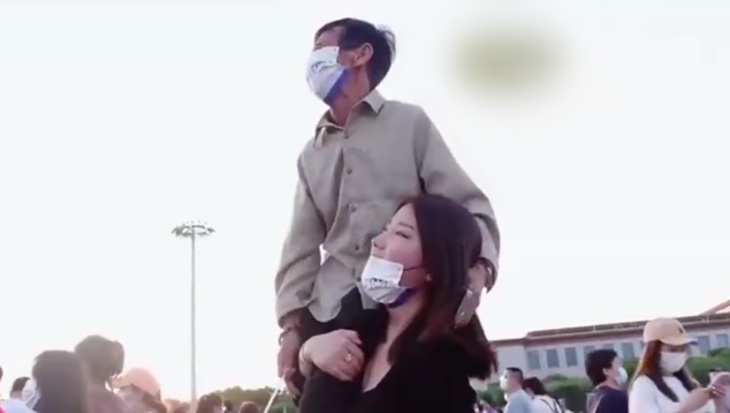 张双奇50岁时，收养了在路边遭人丢弃的女婴，拾荒打零工照顾女儿25年后，她成亿万CEO，卖公司帮养父圆梦。（图／翻摄自微博）