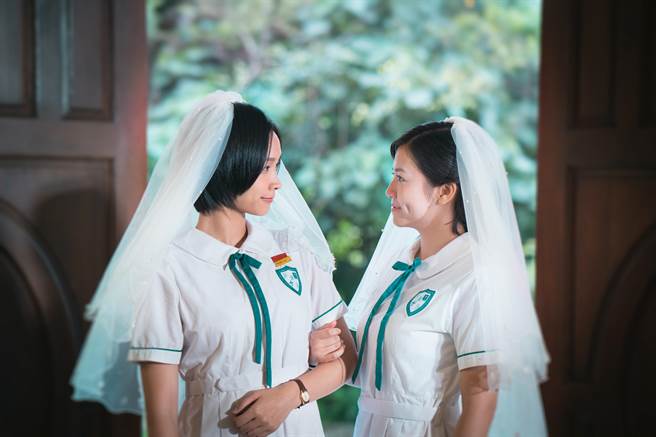 谈善言（左）与杨偲泳在片中饰演同性恋人，两小无猜的爱情浪漫又清新。（华映提供）