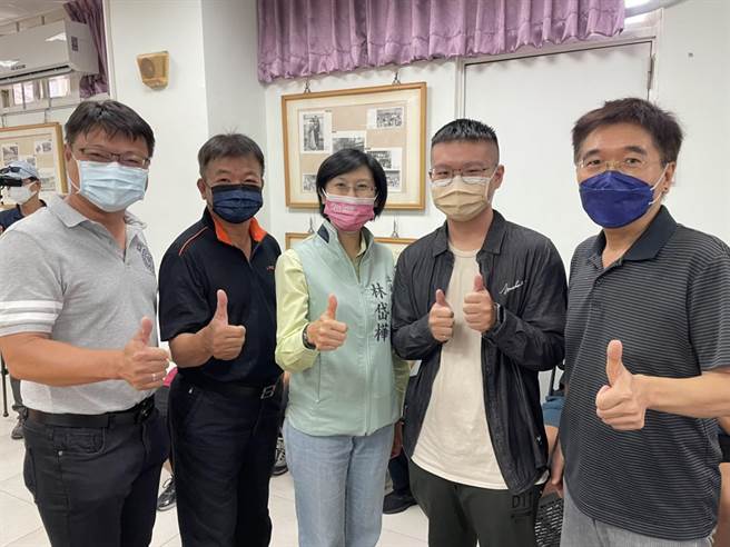 目前就读中山大学海洋科学系的杨玉培(右二)成功申请到中油大专生暑期实习计画，不仅可领10万奖学金，未来顺利实习考核后就能担任工程师。（洪靖宜摄）