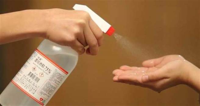 主管规定员工进入公司须「朝嘴巴喷酒精」，饭后也要用喷过酒精的水漱口，某次女网友仅用自己的抗菌喷剂清洁，主管还要求喷剂内需加入酒精。（资料照）