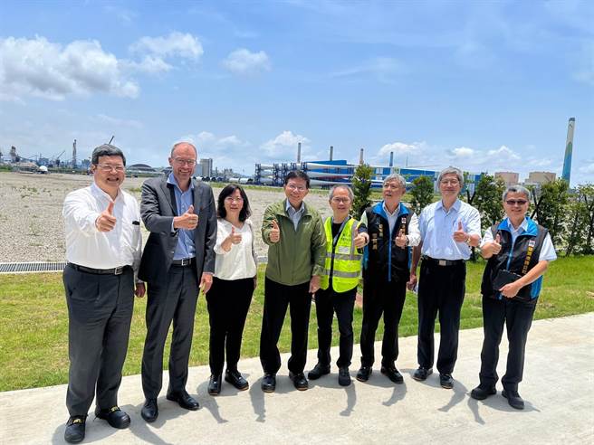 交通部长王国材今视察台中港离岸风电国产化专区。（台中港务分公司提供）