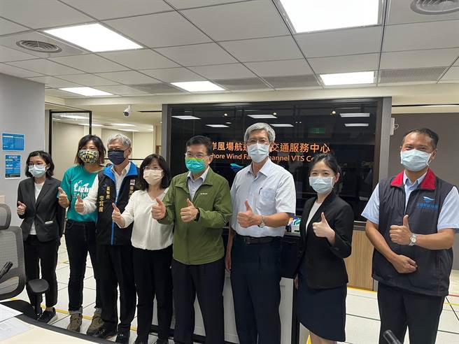 交通部长王国材今视察台中港离岸风场航道VTS中心。（台中港务分公司提供）