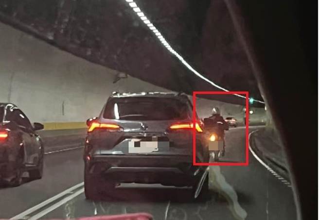 今（12）日早上10时许，有辆白牌机车因不熟路况误闯国道5号南向南港至石碇路段，还骑进石碇隧道。（翻摄自脸书社团「爆怨公社」）