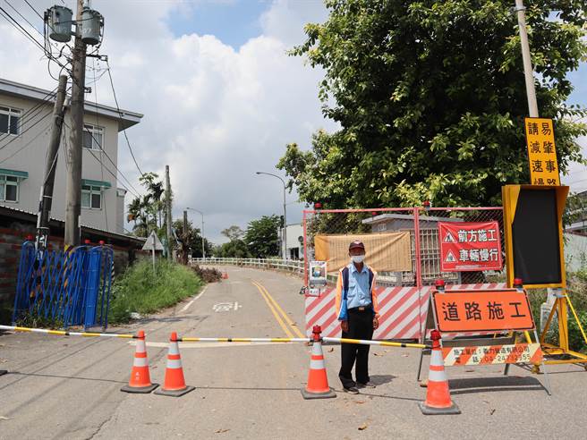 台中大雅區居民不滿上月才封閉港尾路，現在又封閉西村路高速公路下箱涵。（陳淑娥攝）