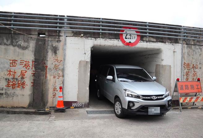 台中大雅區居民不滿上月才封閉港尾路，現在又封閉西村路高速公路下箱涵。（陳淑娥攝）