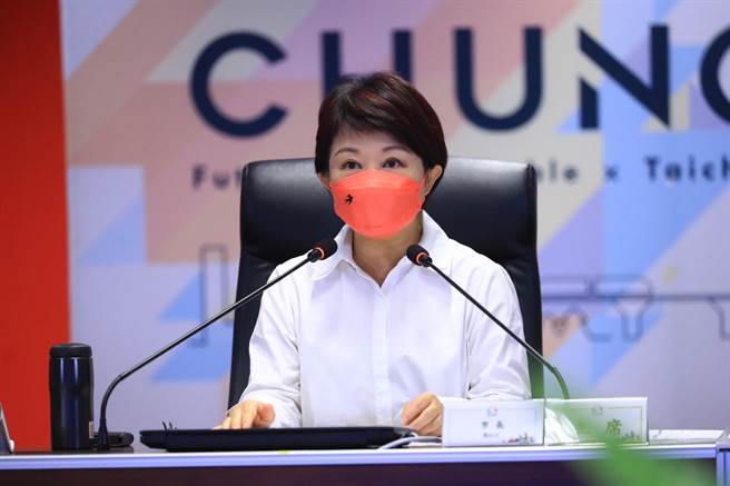 台中市长卢秀燕上午主持市政会议，却被人在台北市，出席卫福部新书发表会的指挥官陈时中，公开点名表达感谢。（中市府提供／谢琼云台中传真）