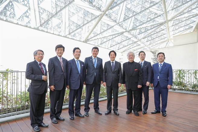 2020年赖清德（右四）当选副总统后，曾陪同前日本首相安倍晋三的弟弟岸信夫（左四）参访台南美术馆，南美馆前董事长陈辉东（右三）也陪同。（南美馆提供／洪荣志台南传真）