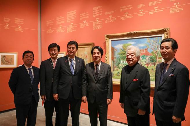 2020年赖清德（右三）当选副总统后，曾陪同前日本首相安倍晋三的弟弟岸信夫（左三）参访台南美术馆，南美馆前董事长陈辉东（右二）也陪同。（南美馆提供／洪荣志台南传真）