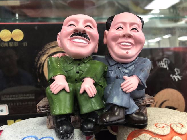 摆设在金门商店的Q版蒋介石与毛泽东。（记者王晓铃摄）