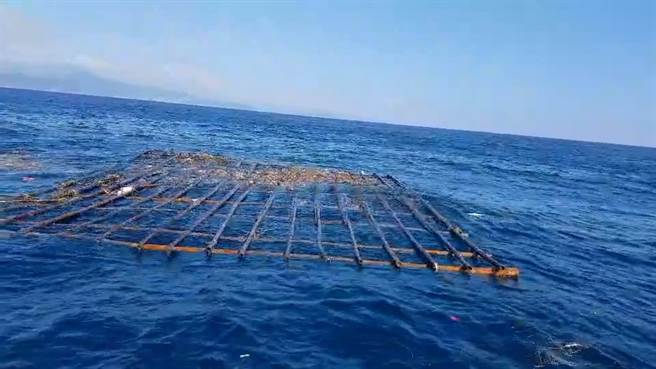 基隆港航道12日下午发现有大型竹筏漂流，基隆港航管中心紧急通知来往船只多加注意。（张志康摄）