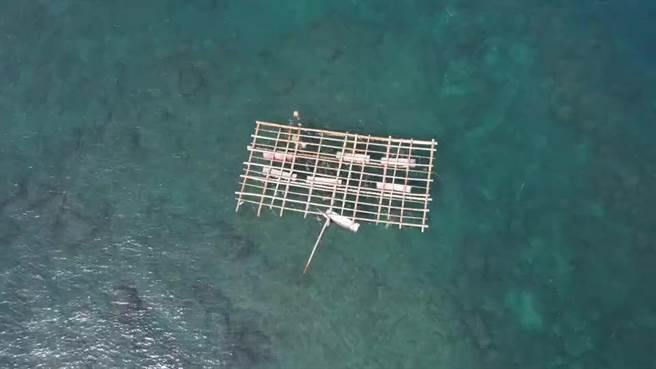 基隆港航道12日下午发现有大型竹筏漂流，基隆港航管中心紧急通知来往船只多加注意。（张志康摄）