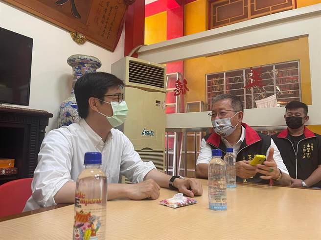 被視為深藍鐵樁腳的玉皇宮天公廟主委許文良，近日倒戈力挺現任高雄市長陳其邁。（柯宗緯翻攝）