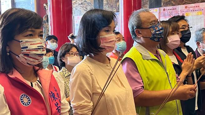 國民黨高雄市長參選人柯志恩日前也第一個行程就是跑宮廟參拜。（柯宗緯翻攝）
