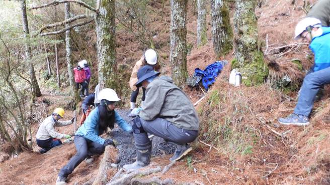 嘉明湖手作步道鋪面整理土石回填。（林管處提供／蔡旻妤台東傳真）