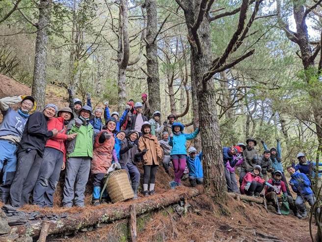 嘉明湖手作步道志工與修繕後步道合影（日前活動照片）。（林管處提供／蔡旻妤台東傳真）