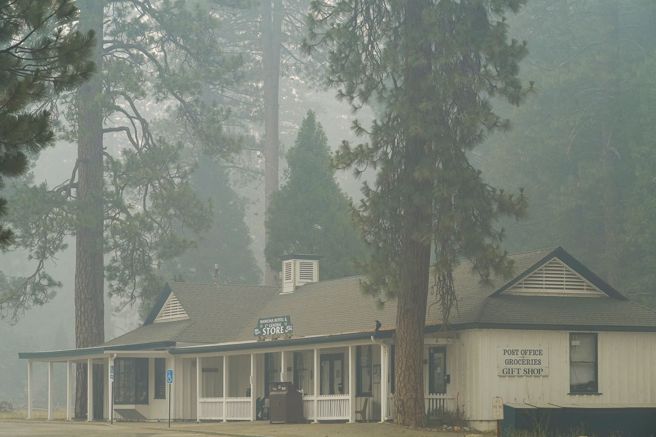 野火迅速蔓延，今天延烧至园区最茂密、且受乾旱严重破坏的红杉林区。(图／路透社)