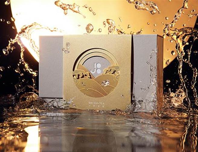 十间茶屋联手旧振南推中秋梦幻礼盒，外包装精心设计呈现海上明月的氛围。（十间茶屋提供）