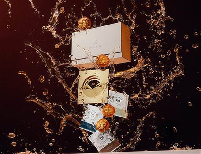 礼盒内含十间茶屋精品茶以及旧振南应景月饼，美味糕点与飘香好茶堪称完美搭檔。（十间茶屋提供）