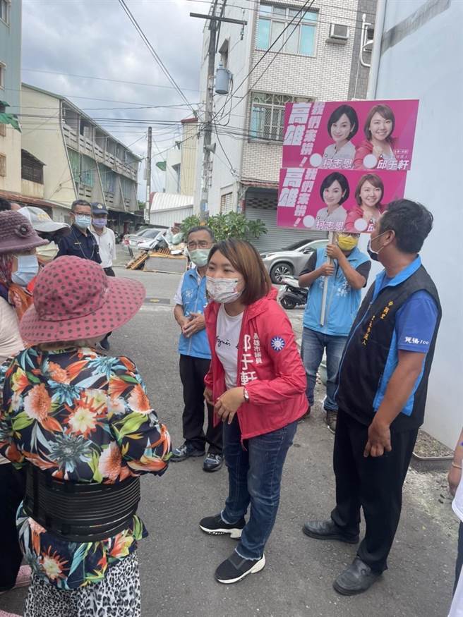 邱于轩跑行程时，助理会拿着她和柯志恩的手举牌一同登场。（市议员邱于轩提供／高雄洪靖宜传真）