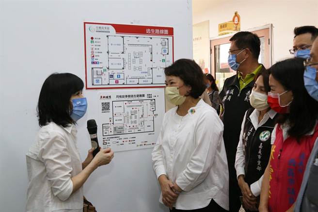 嘉義市長黃敏惠參觀月桃故事館友善視障者的設施。（廖素慧攝）