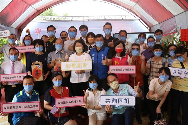 嘉義市長黃敏惠肯定月桃故事館建置友善視障者的設施，助益服務多元觀光遊客。（廖素慧攝）