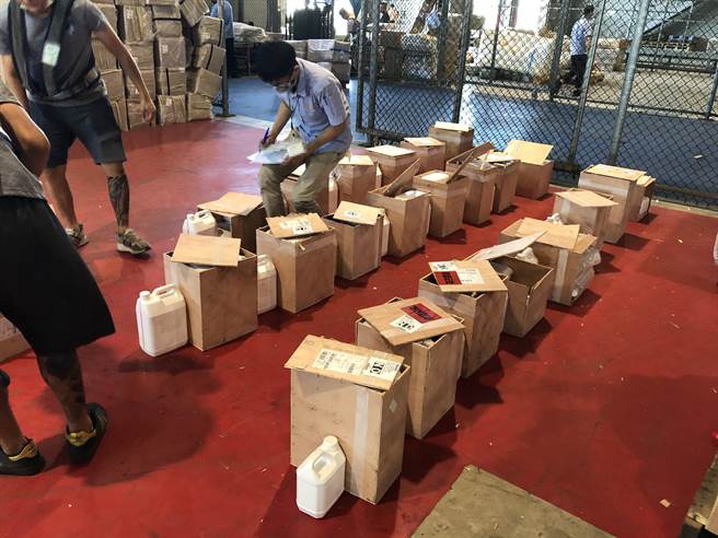 基隆關近期不斷查獲，電子煙油偽裝為工業用香精，企圖蒙混闖關。（基隆關提供／陳彩玲基隆傳真）