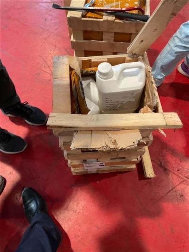 基隆關近期不斷查獲，電子煙油偽裝為工業用香精，企圖蒙混闖關。（基隆關提供／陳彩玲基隆傳真）