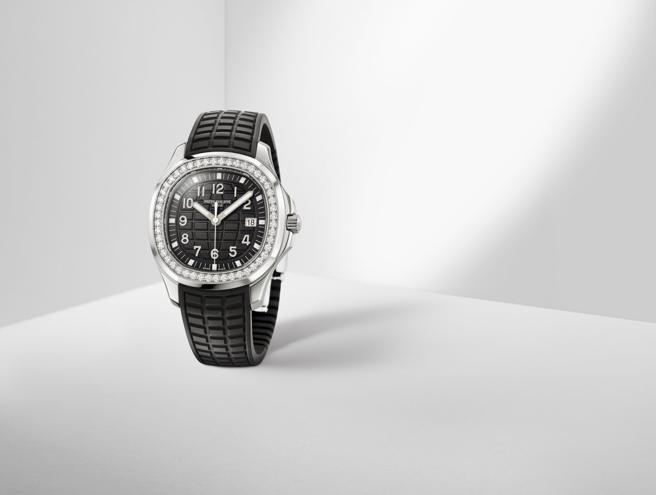 百达翡丽海底探险家Aquanaut Luce编号5267 200A-001 女表，黑色表盘款。（Patek Philippe提供)