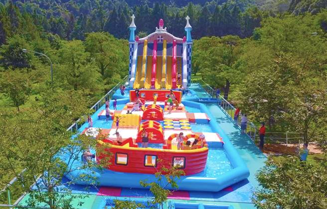 九族文化村「沖瘋水樂園」，清涼消暑。（九族提供／廖志晃南投傳真）
