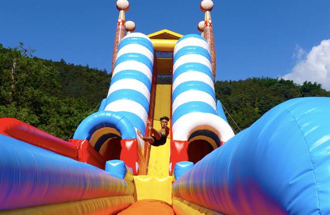 九族文化村「沖瘋水樂園」，清涼消暑又刺激。（九族提供／廖志晃南投傳真）