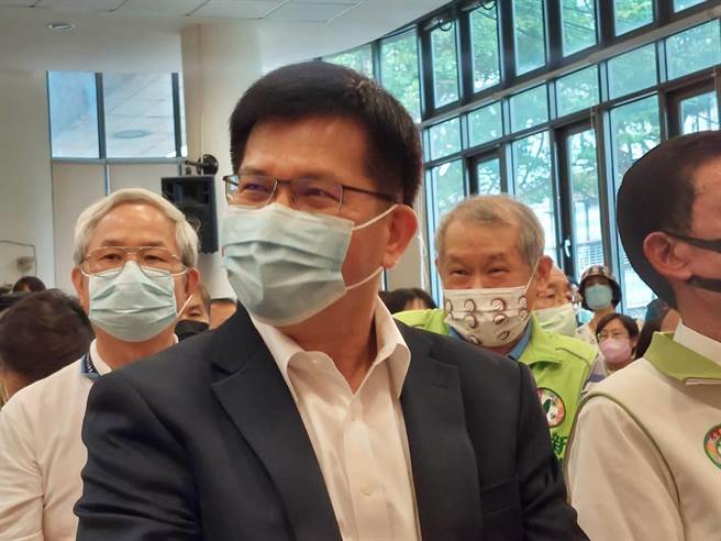 接受民进党徵召参选新北市长的林佳龙（左前），提及新新北市不好，大台北首都圈就不好、台湾也不会好。（陈慰慈摄）