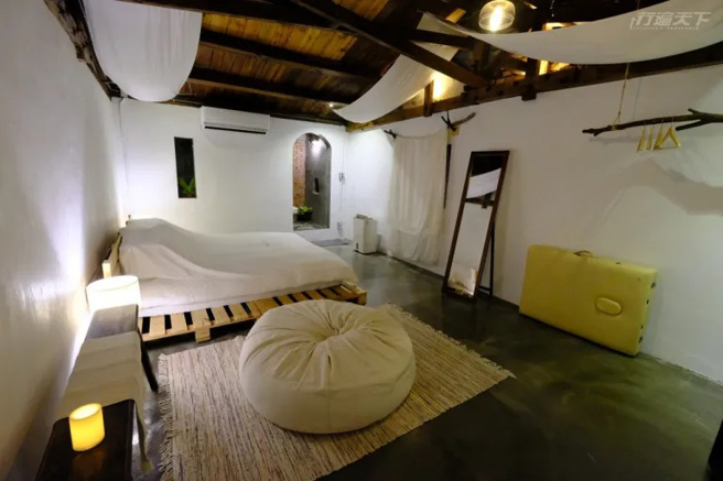 不过多装饰，木质与白色的空间充满禅意寧静感。(图/行遍天下提供)